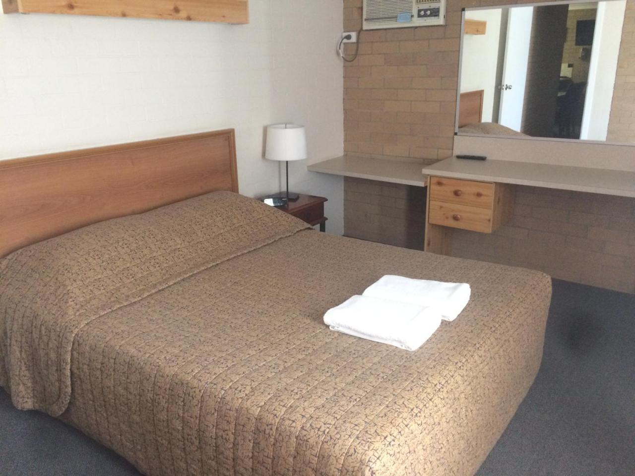 Alexander Motor Inn Moree Bagian luar foto