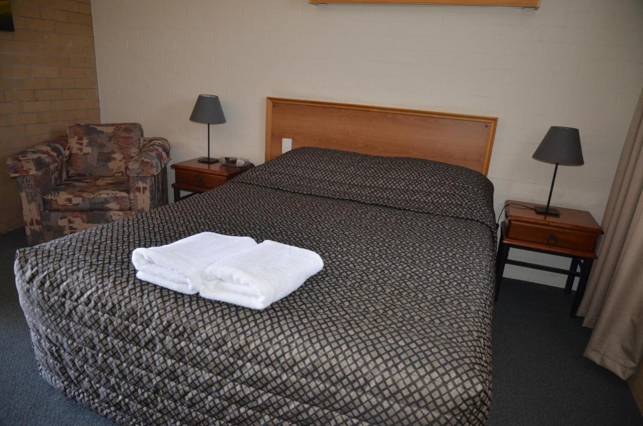 Alexander Motor Inn Moree Bagian luar foto